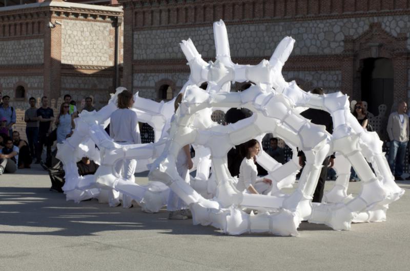 New movement performing with the inflatable structure 